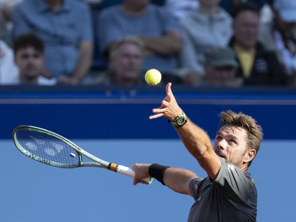 Tennisspieler beim Aufschlag in einem Tennismatch.