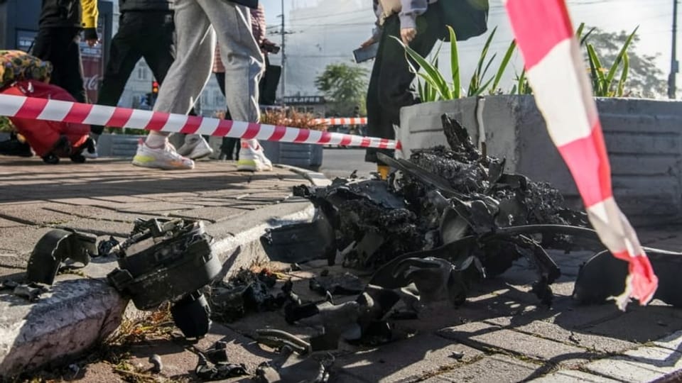 Ein Haufen Metallschrott, der im Boden steckt