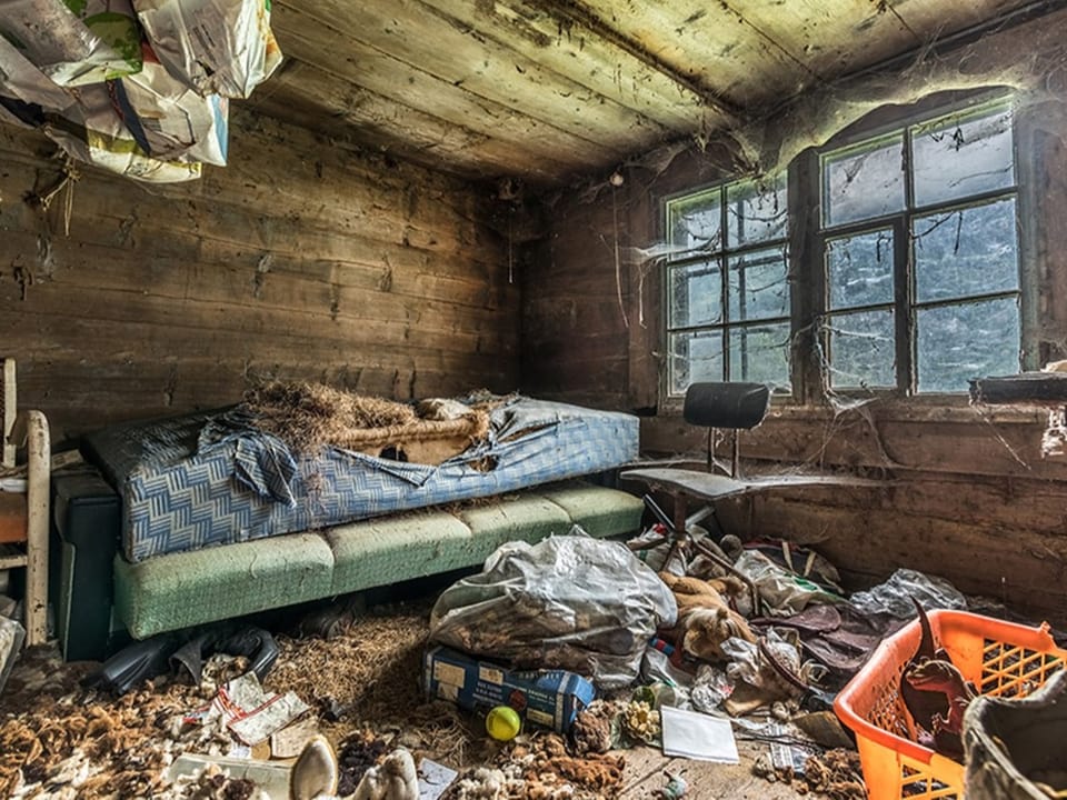 Bett und Unordnung in einem verlassenen Haus.