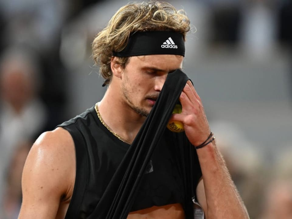 Alexander Zverev wischt sich mit dem Trikot den Schweiss ab.