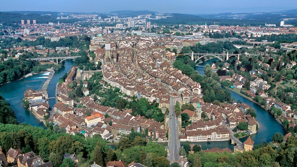 Luftaufnahme der Berner Altstadt mit der Aareschlaufe.