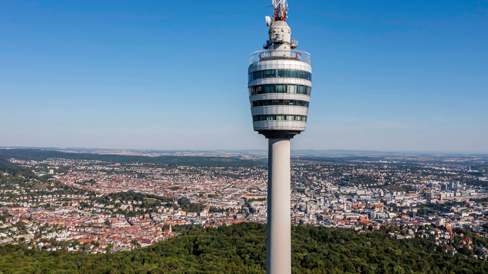 Blick aus erhöhter Position auf den Stuttgarter Fernsehturm, mit der Stadt im Hintergrund