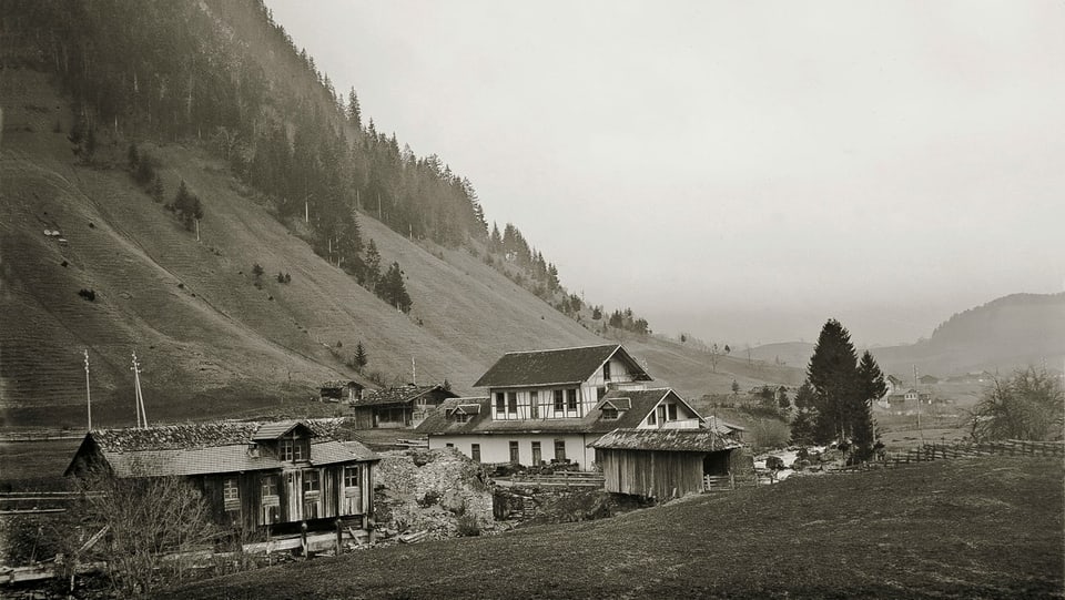 schwarzweiss foto von ehemaliger Zündhozlfabrik