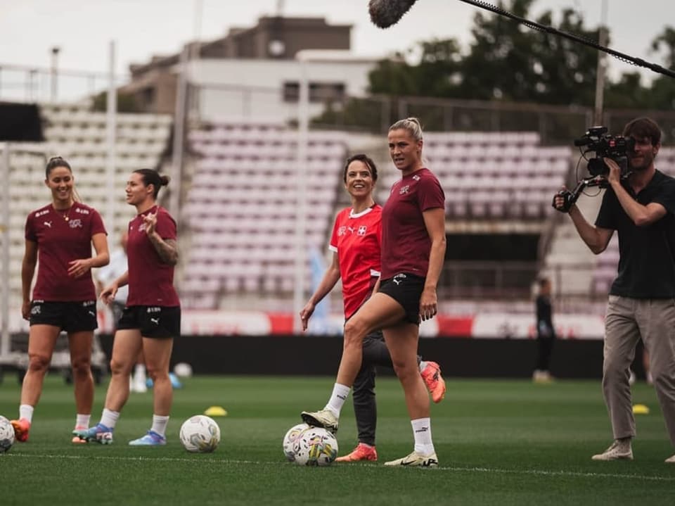 Mona Vetsch und Team am Set mit der Schweizer Fussballnati der Frauen 