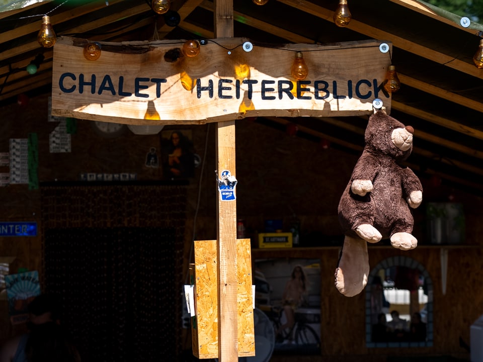 Ein Schild mit der Aufschrift Chalet Heitereblick