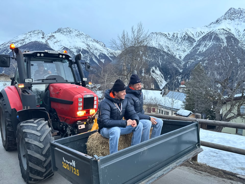 Isai e Noé Näff geniessen den Umzug auf dem Traktor