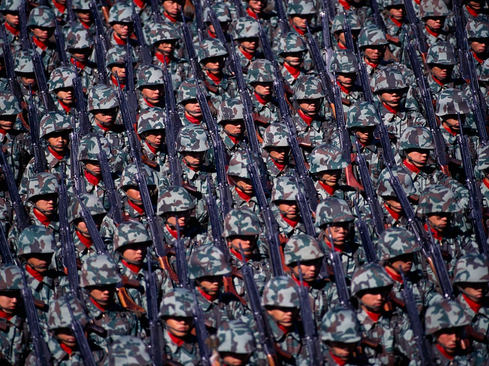 Japanische Infanterie-Soldaten bei Militärparade.