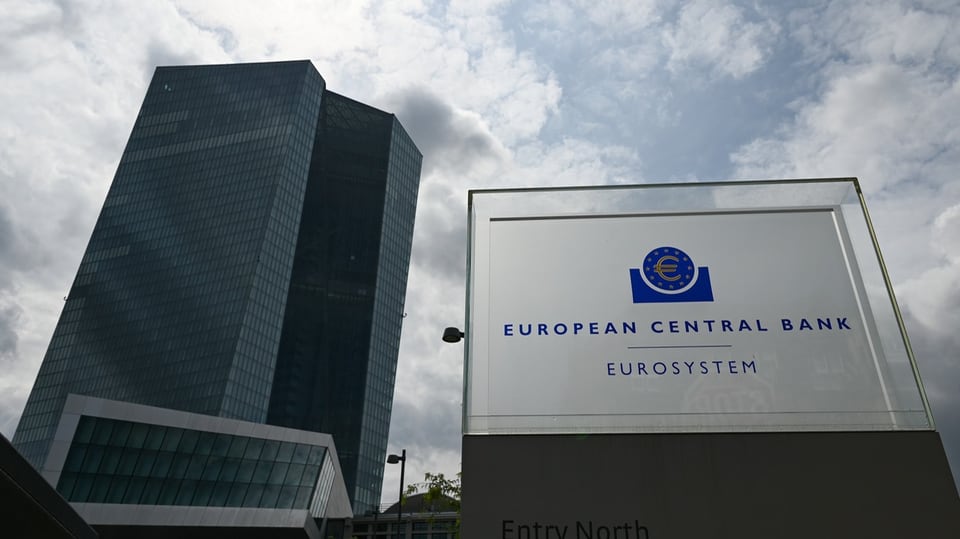 Blick auf den Hauptsitz der Europäischen Zentralbank mit dem Logo