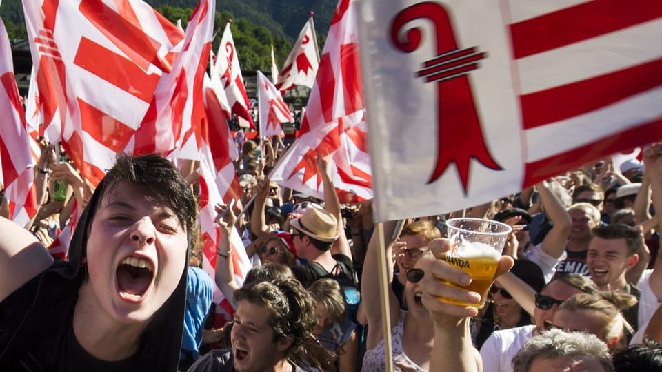 Pro-jurassische Aktivisten feiern die gewonnene Abstimmungen über den Kantonswechsel Moutiers im Juni 2017. 