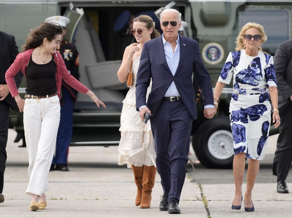 Biden, seine Frau und zwei Enkelinnen gehen vom Präsidentenhelikopter auf einem Flugfeld weg.