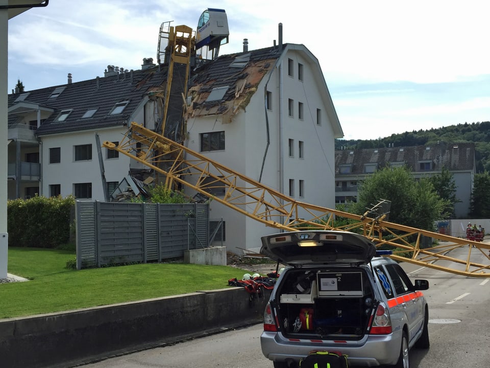 Ein Polizeiauto vor dem beschädigten Haus.