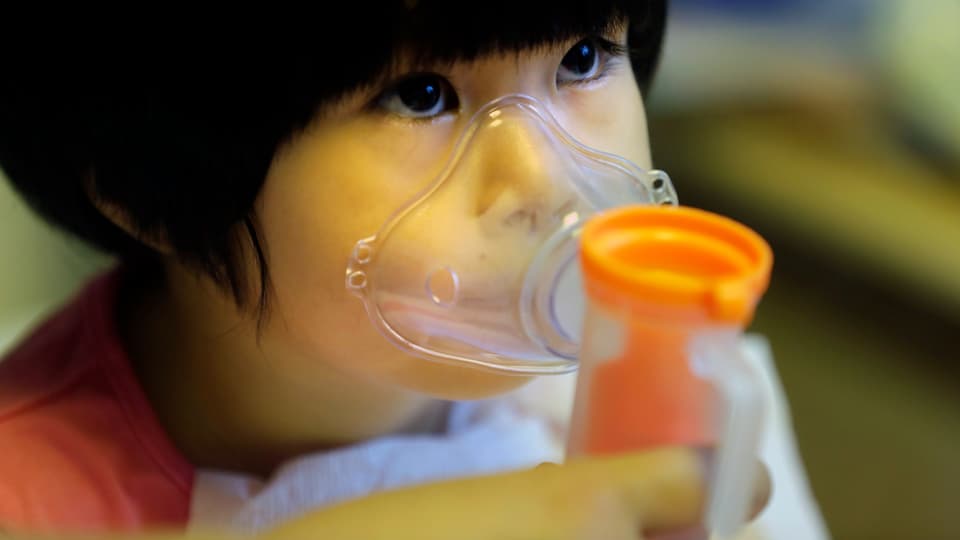 Kind mit Respirator