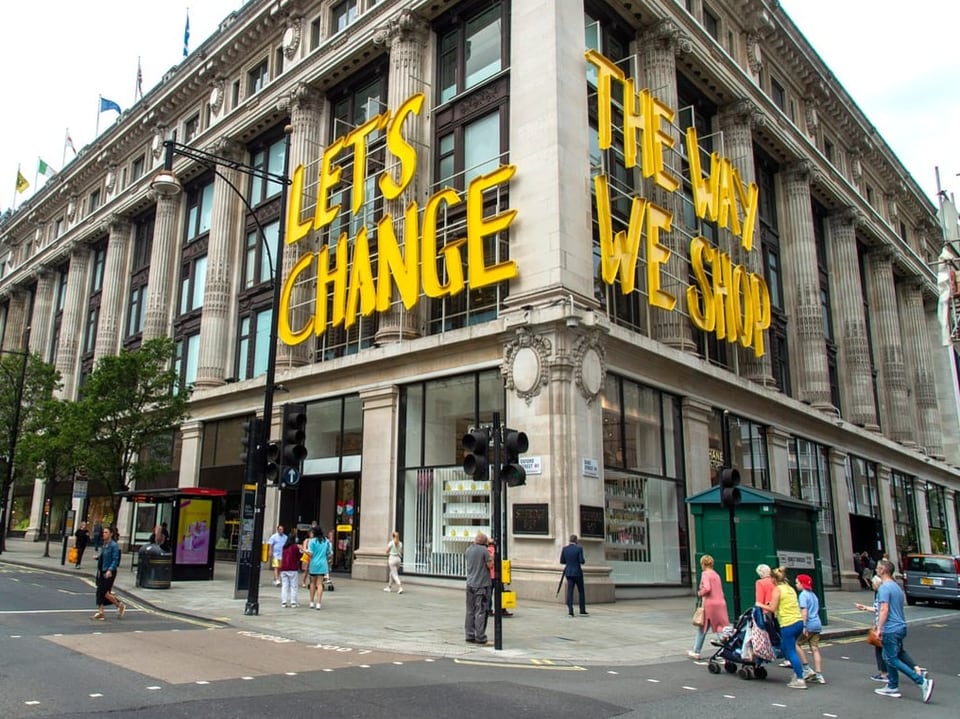 Grosses Kaufhaus mit Aufschrift 'Let's Change The Way We Shop'.