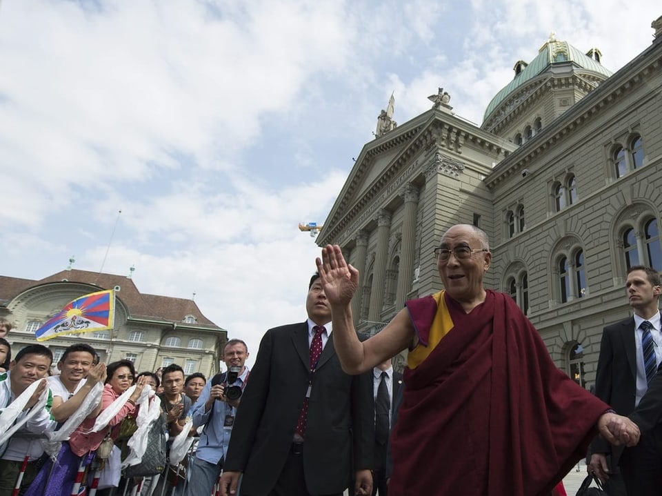 Der Dalai Lama vor dem Bundeshaus