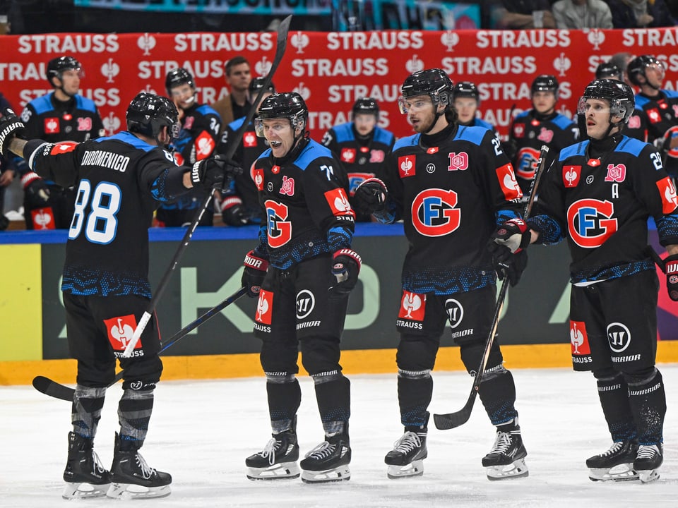 Eishockeyspieler in schwarzer Ausrüstung auf dem Eisfeld.