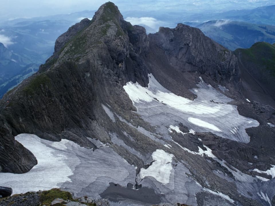 Grosse Teile des Gletschereises sowie die noch vorhandenen Schneefelder sind von Schutt überzogen.