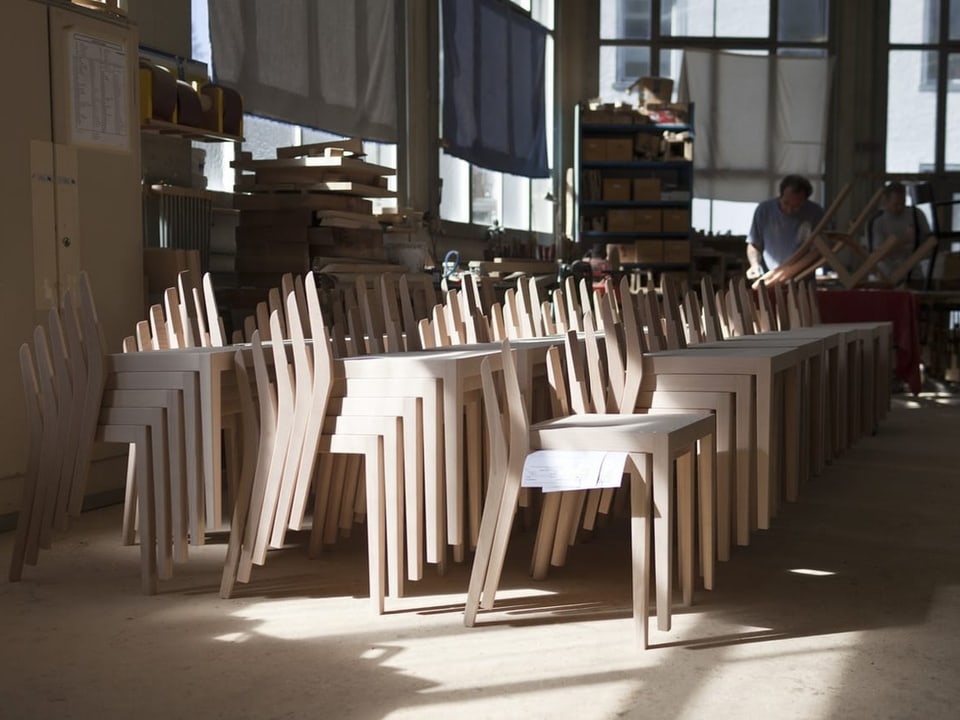 In der Fabrik hergestellte Stühle, die auf den Abtransport warten.