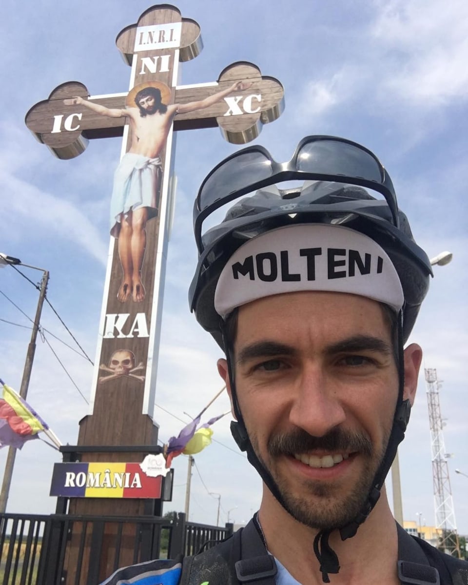 Selfie von Teo Gheorghiu mit einem Velohelm an der rumänischen Grenze.