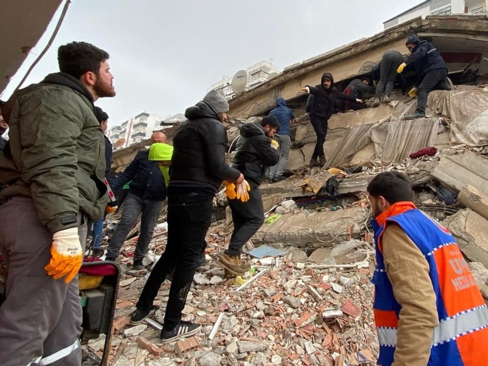 Einsatzkräfte und Freiwillige suchen in Diyarbakir Südanatolien unter den Trümmern nach Verschütteten.
