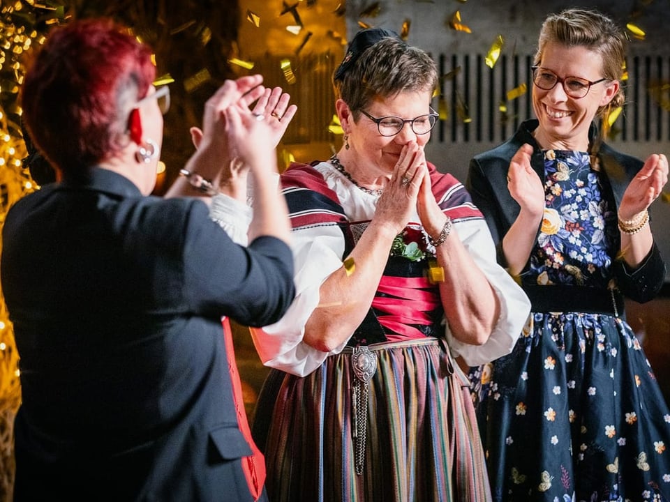 Conny und Johanna klatschen für Agnes Hügli.