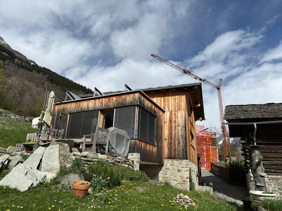 Das Haus wurde mit Holzelementen in Montaccio gebaut