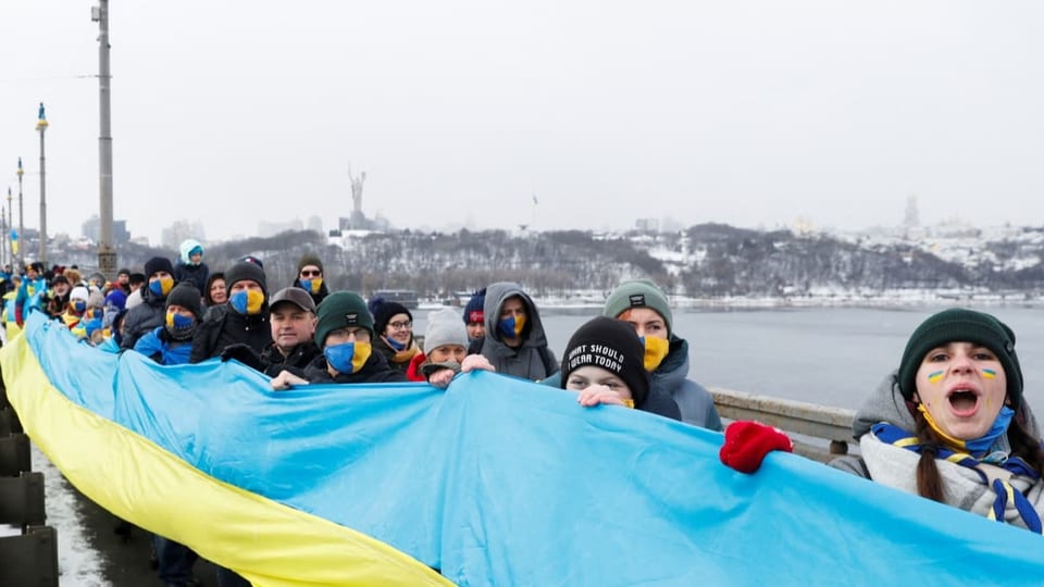 Menschenkette auf Brücke in Kiew