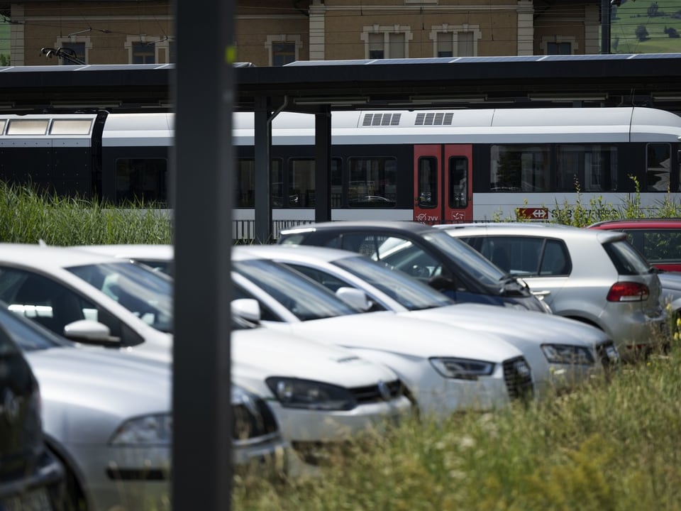 Autoparkplatz an einem Bahnhof