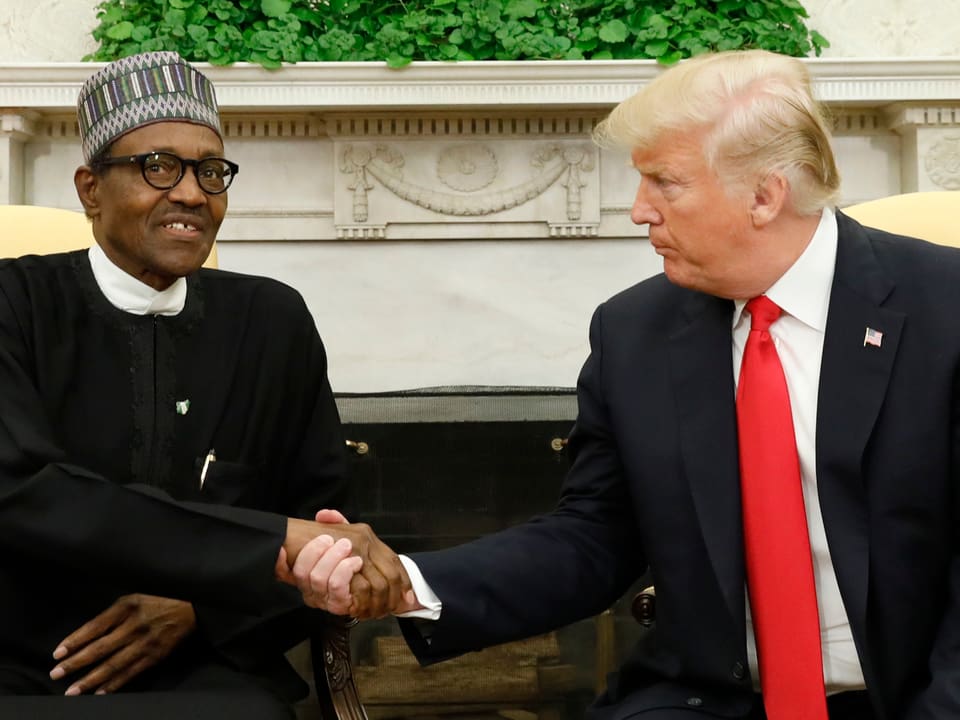 Buhari und Trump reichen sich die Hand.