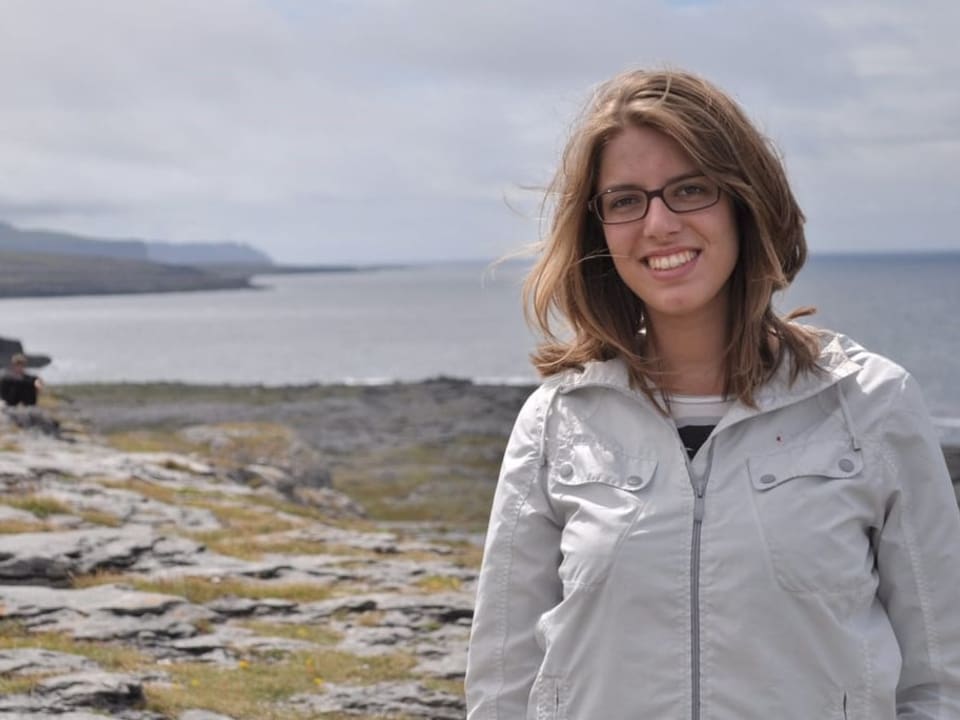 Südamerika-Korrespondentin Teresa Delgado steht vor einer Küste am Meer.
