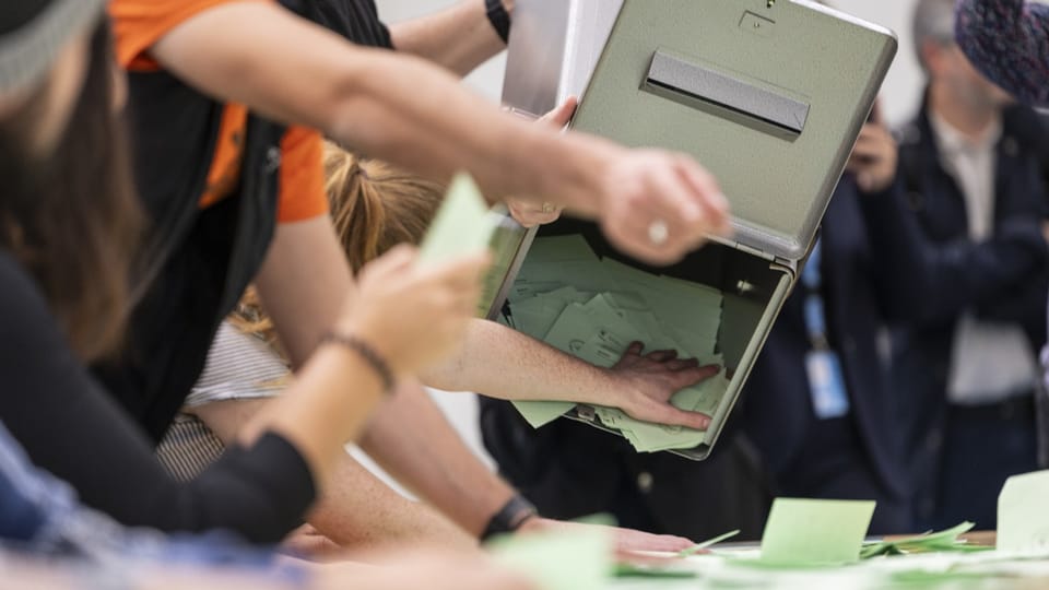 Stimmzettel werden aus einer Urne gekippt und gezählt.
