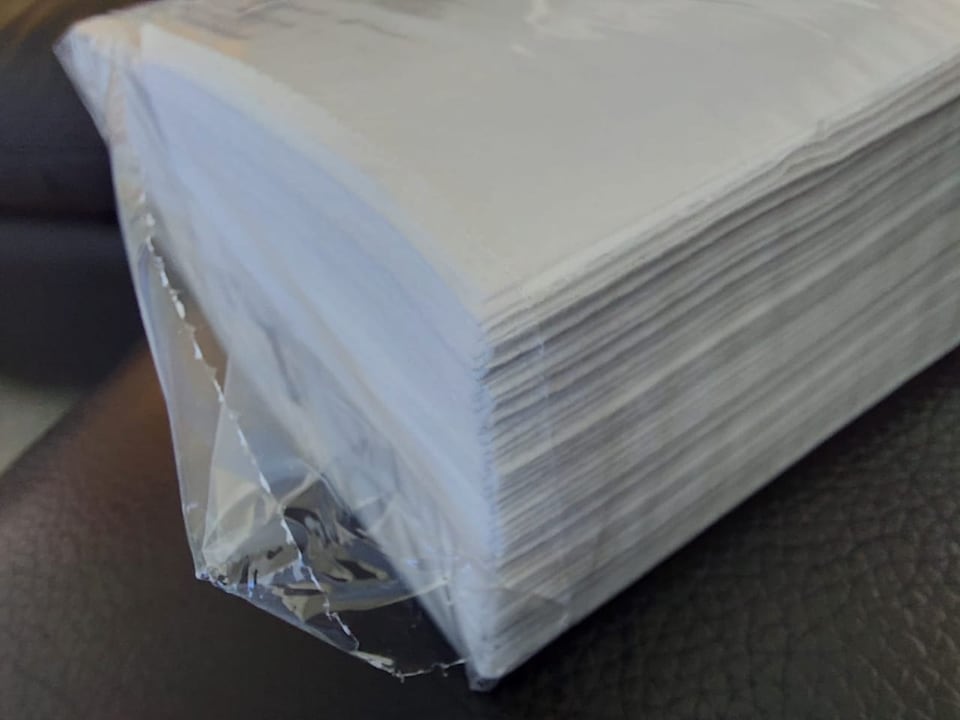 Aufgerissene Papierservietten-Packung von Coop.