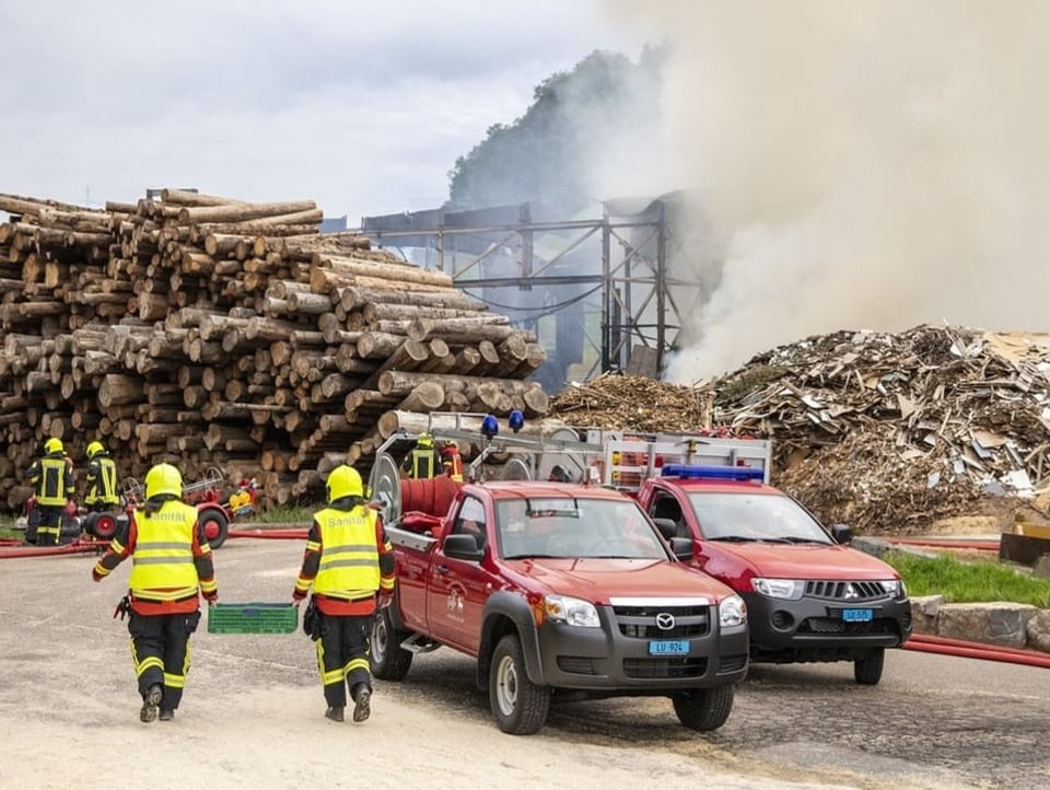 Beim Brand sind rund 240 Feuerwehrleute im Einsatz. 