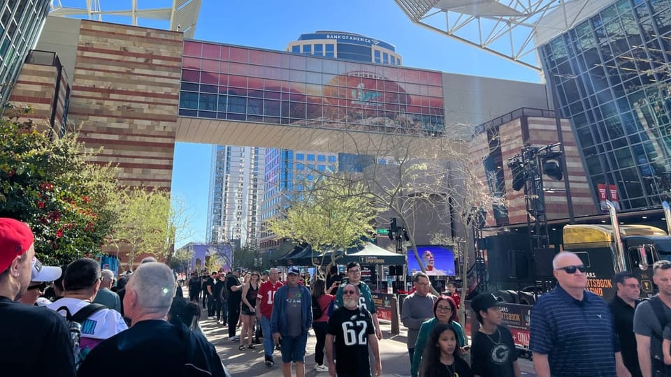 Menschen stehen für die Fan-Party im Vorfeld des Superbowls in Phoenix an.