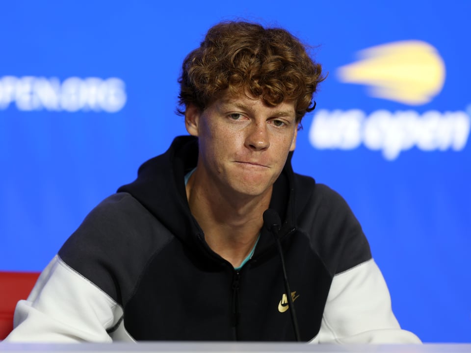 Mann bei einer Pressekonferenz der US Open.