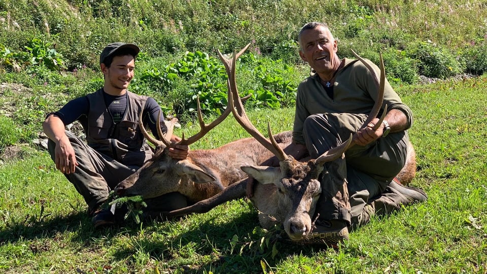 Ils chatschaders Sergio e Werner cun lur preda.