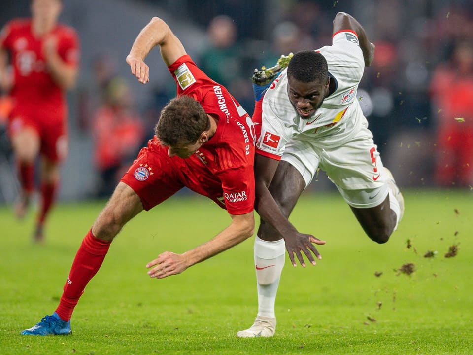 Thomas Müller (links) im Duell mit Dayot Upamecano. 