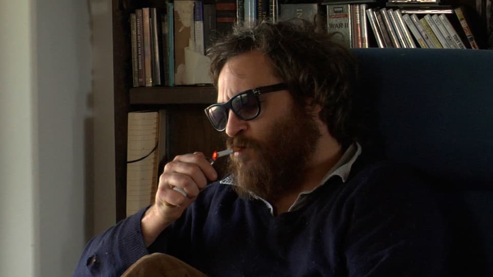 Joaquin Phoenix mit Bart, Brille und Zigarette. In diesem Outfit täuschte er seinen Rücktritt als Schauspieler vor.