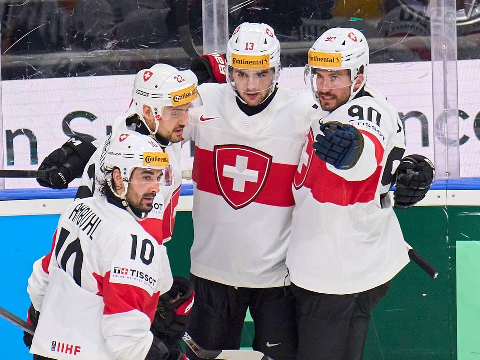 Jubelnde Schweizer Eishockey-Spieler.