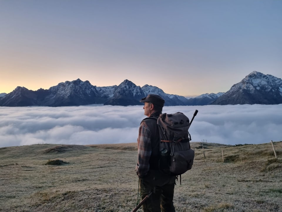 Ein Jäger auf einer Hochebene, im Hintergrund ein Nebelmeer.