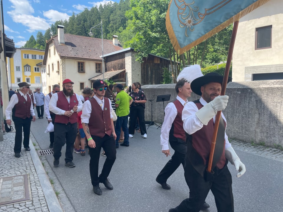 Der Männerchor Guardaval auf dem weg zum nächsten Festlokal.