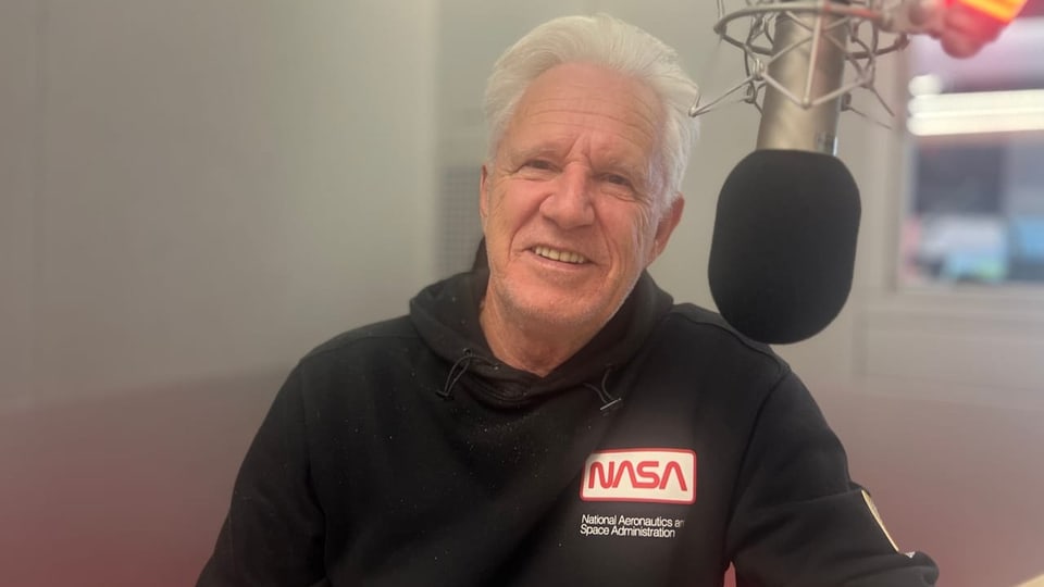 Marcus Levy mit einem NASA-Pullover.