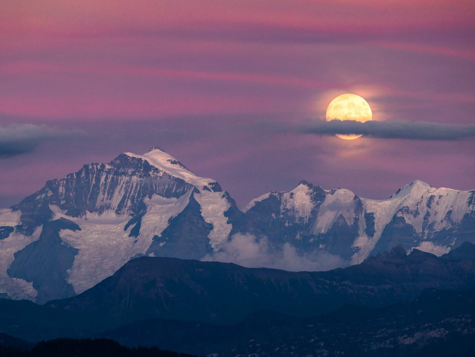 Schneeberge und Mond