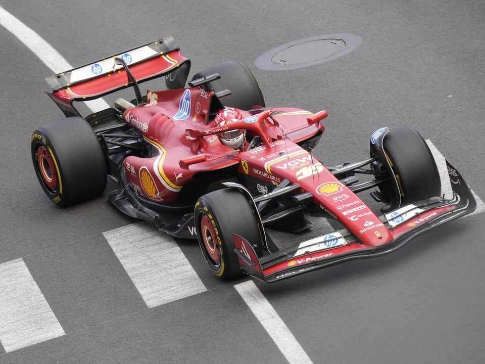 Rotes Formel-1-Auto auf der Rennstrecke.