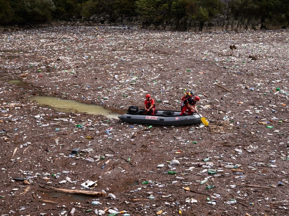 Rettungsboot in vermülltem Gewässer.