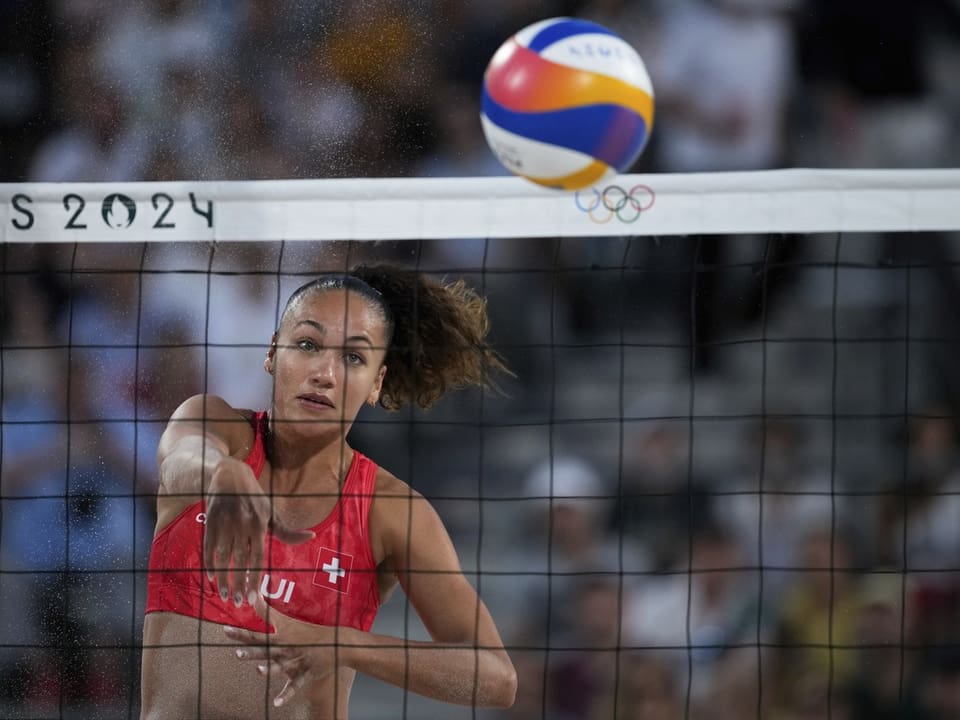 Volleyballspielerin schlägt den Ball beim olympischen Turnier über das Netz.