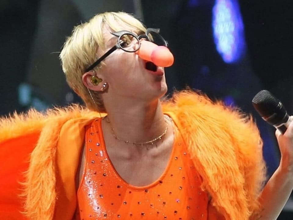 Miley mit Plastik-Penis auf der Nase