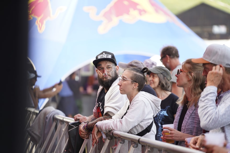 Das Publikum vor der Bühne am Festival in Degen.