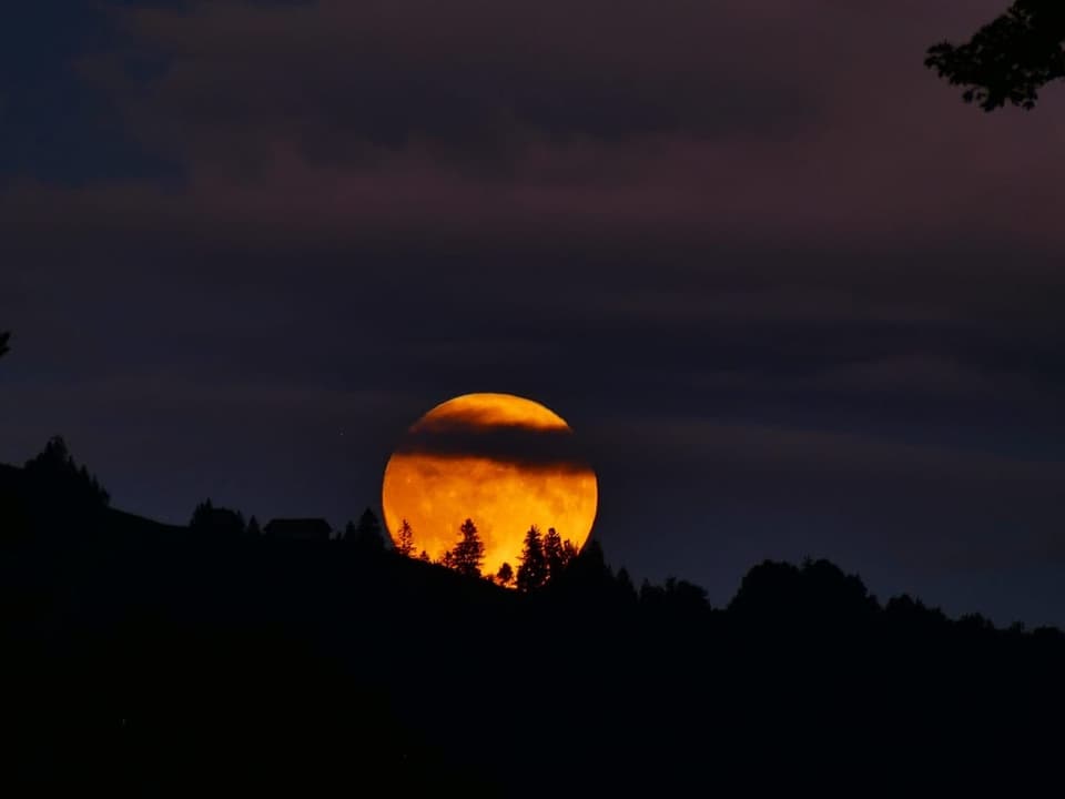 Ein grosser Mond am Horizont.