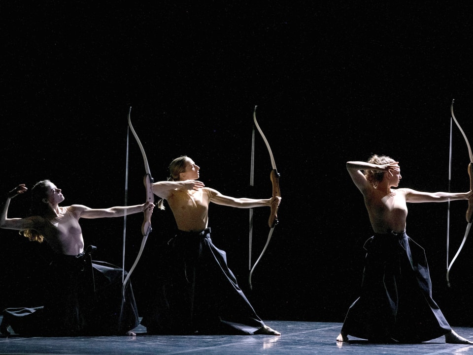 Drei Ballettänzerin mit Pfeil und Bogen
