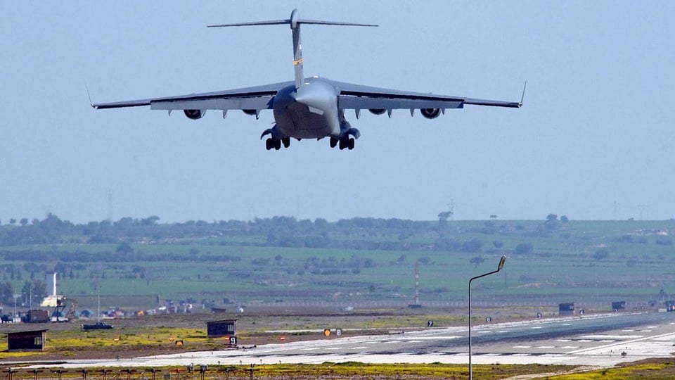 Ein US-Transportflugzeug im Landeanflug.